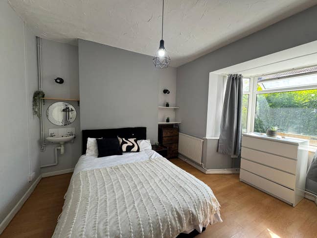 Large Room with own sink / Close to City Centre Main Photo