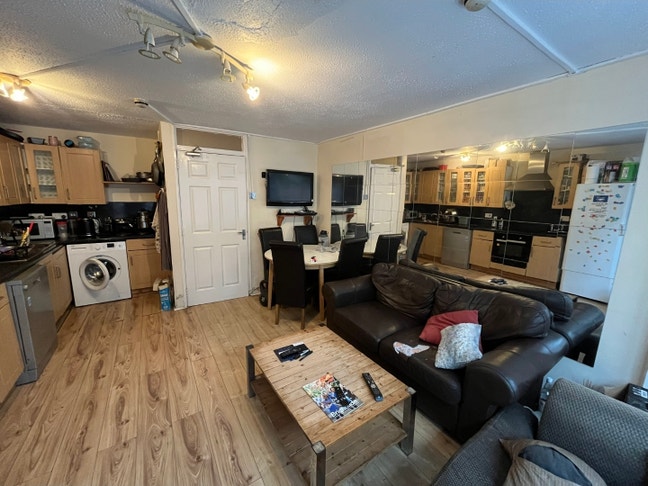 Room in a Shared House Main Photo