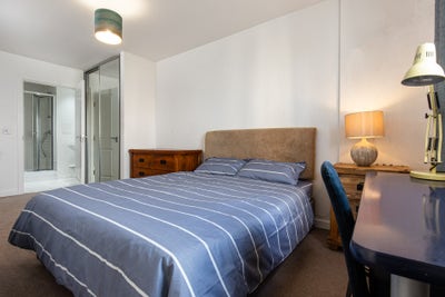 Modern EnSuite – E14🏠Poplar / Langdon Park Zone 2 Main Photo