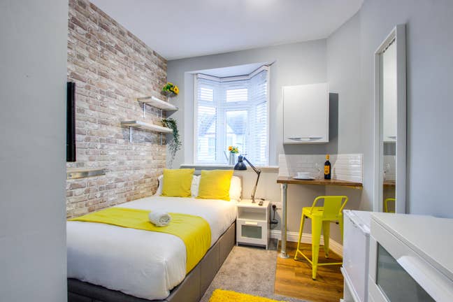 Lovely Double Room 2 Mins Walk to Town Centre Main Photo