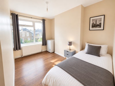 BRIGHT Room across from Stoke Newington Station Main Photo