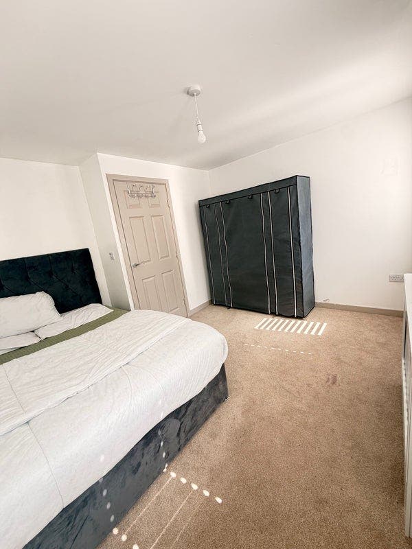 A massive furnished en-suite bedroom available Main Photo