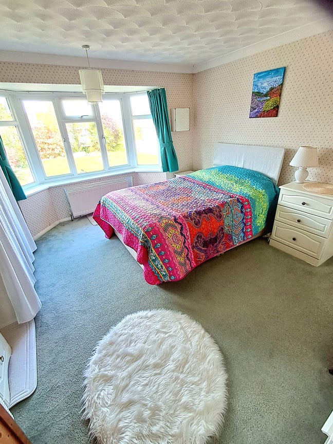 Spacious double room in peaceful bungalow Main Photo
