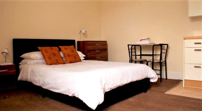 Serviced Studios near college - can be for couples Main Photo