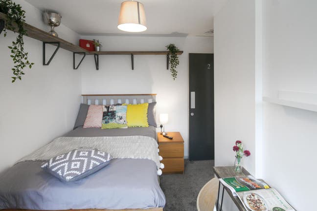 Lovely Double Room - Weald Drive, Crawley Main Photo