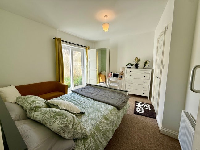 Large Ensuite Double Couples Welcome  Main Photo