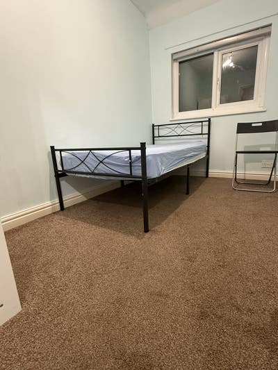 1 decent size single room available to rent in B34 Main Photo