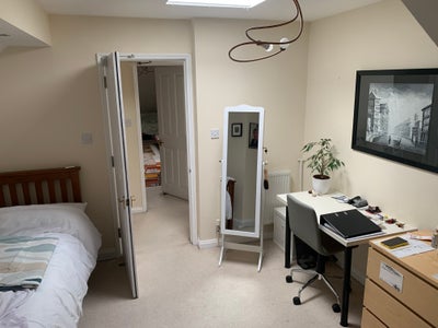 Double room in cheerful spacious flat! Main Photo