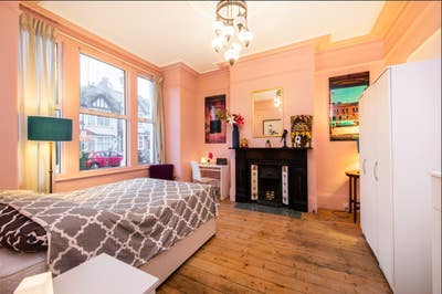 ✨ Large, Unique Period Room in a Creative - SW2 Main Photo