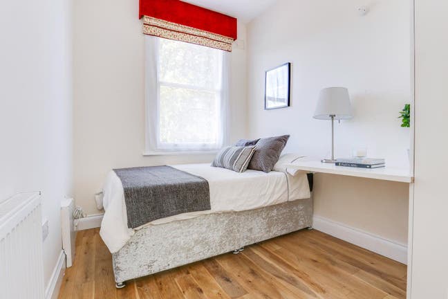 Top floor - en-suite room  Main Photo