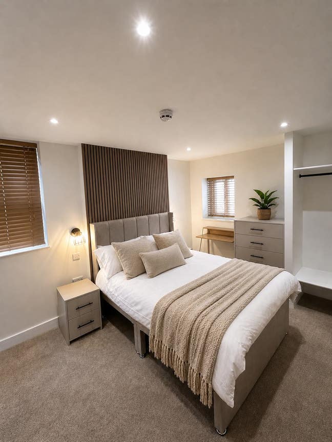 En-Suite Room's – Driveway & Cinema Room🎬 Main Photo