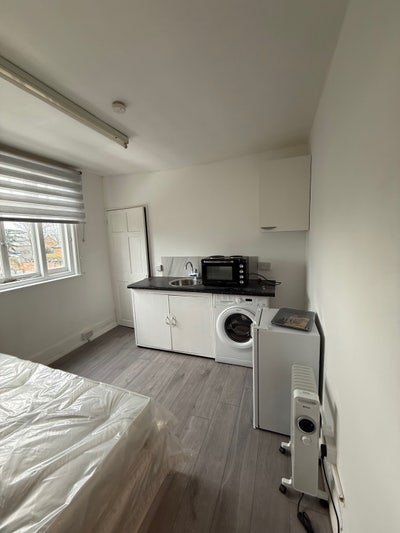 Fabulous studio flat in E11 available now Main Photo