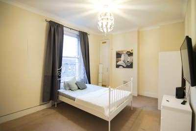 Top floor DBL, lots of storage, tv, Holland Park Main Photo