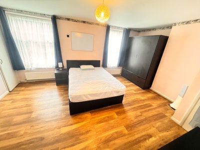 Extra Large Room in Clean Flat (W12)  Main Photo