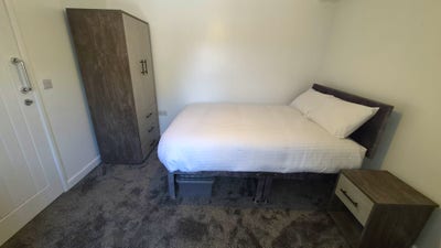 Spacious bedroom with bills, furniture & bedding Main Photo