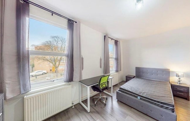 Large room in social house with garden! Main Photo
