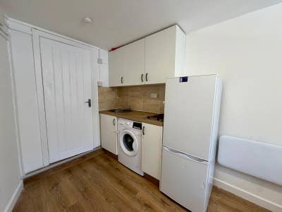 Studio Flat – Shropshire Close, CR4 Main Photo