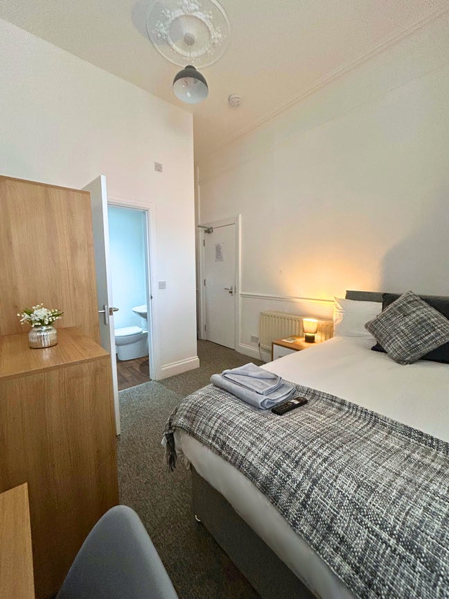 Large room available - outskirts of Town centre Main Photo