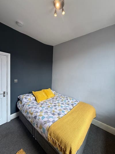 Room - Close to Tram & City Centre Main Photo