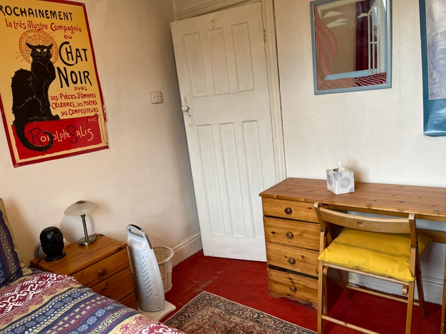 Snug single room for Monday to Friday worker  Main Photo