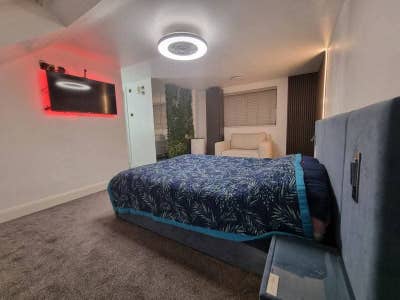 🏡 Double & Single Rooms Available – RM3 9NA Main Photo