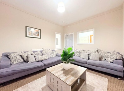 Spacious 6-bed, 5-bath home in central Birkenhead Main Photo