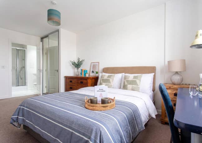 Modern EnSuite – E14🏠Poplar / Langdon Park Zone 2 Main Photo