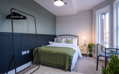 Double En-suite modern rooms available now 🏡 Main Photo