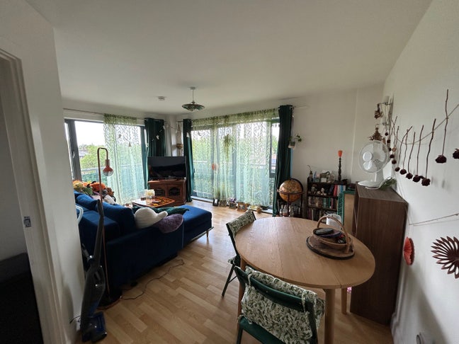 Bright spacious 2 bed flat looking for 1 flatmate Main Photo