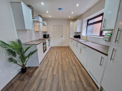 Double room in a Shared House, Greenway Road, WA7 Main Photo