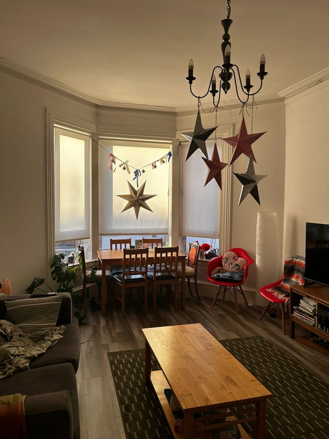 Bright top floor tenement flat, in Dennistoun. Main Photo