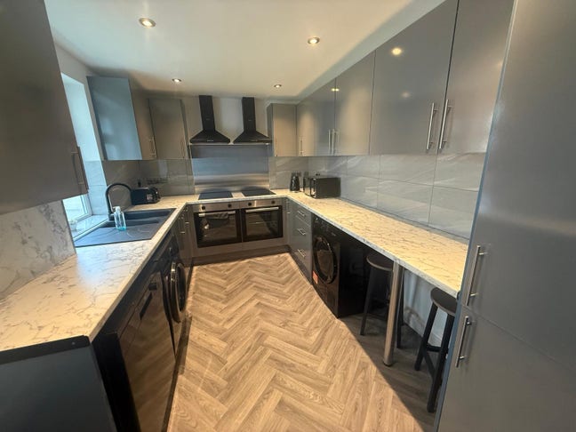 5 Pro Rooms Available &pound;540 PCM. Main Photo