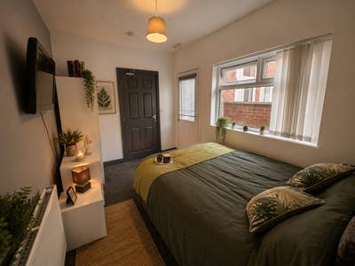 🏡 Spacious Double En-Suite Rooms  Main Photo