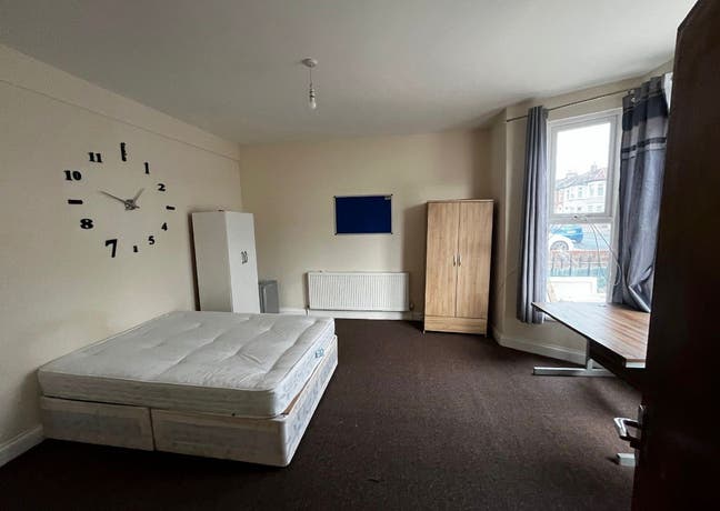  Double Room is available for rent -  IG3 8NF Main Photo