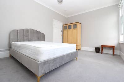 Live Next to Mile End Station 🚅 Beautiful Room!  Main Photo