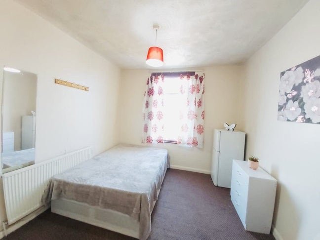 Double room is available for rent in - IG11 7QE Main Photo