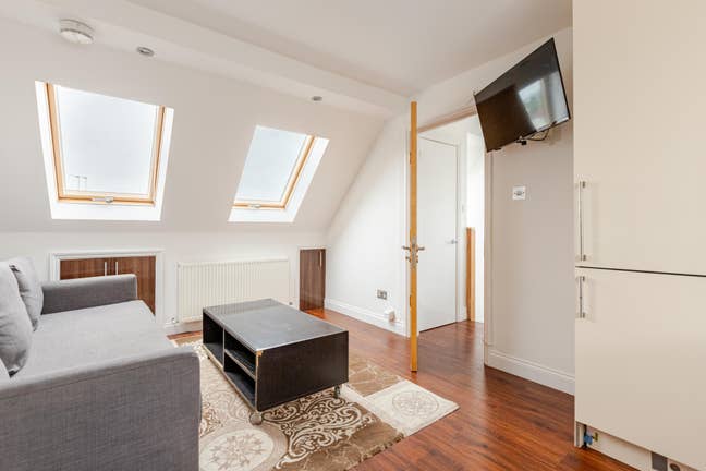 Fully Furnished Room - All bills inclusive Main Photo
