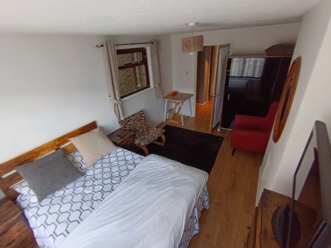 Large Room in Lovely Garden Flat 3min to Station Main Photo