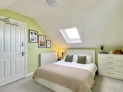 Fantastic Room in Beautiful House in Kingston Main Photo