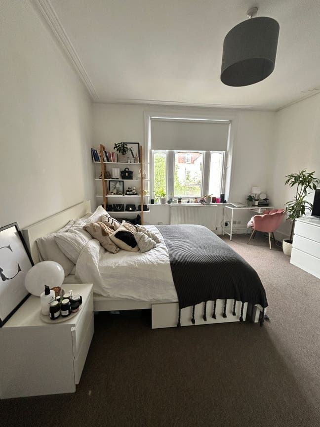 Spacious double room in heart of West Hampstead  Main Photo