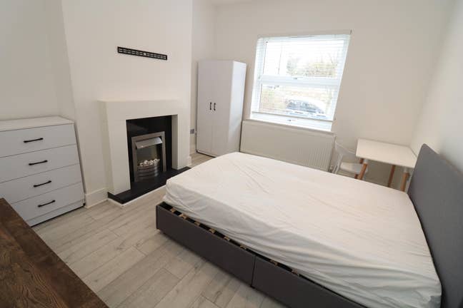 Modern Flat Steps from White City and Notting Hill Main Photo