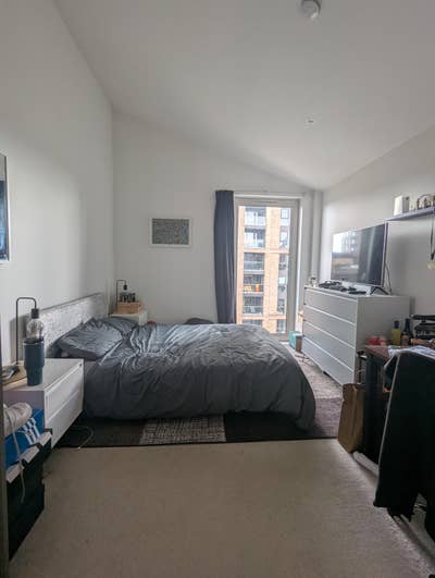 En-suite Master Bedroom in Modern Top-Floor Flat Main Photo