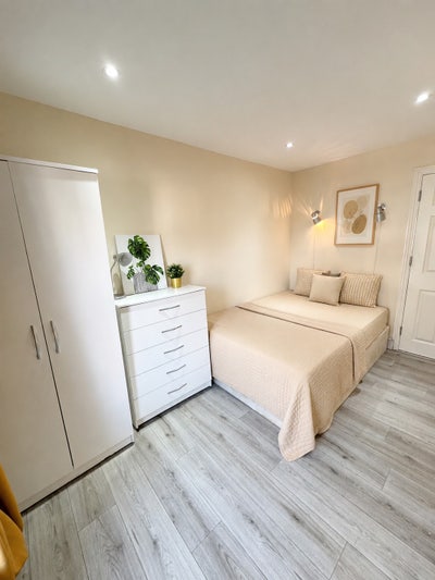 Kilburn Area, Spacious Double Room as Single Use Main Photo