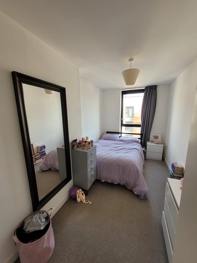 Double room available in modern Stratford flat Main Photo