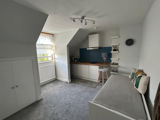 Small beautiful furnished  Studio in Chiswick Main Photo