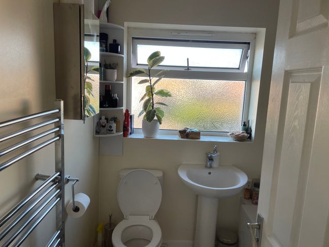 Double Room Available in Quiet Professional Home – Main Photo