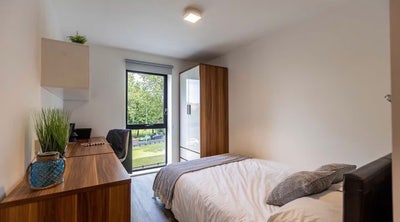 Student only room only &pound;140pw (Bills included) Main Photo