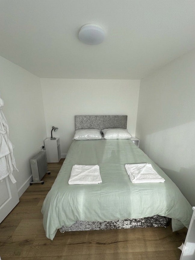 Cosy double room in west parley  Main Photo
