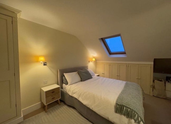 Large en-suite attic room in friendly house share Main Photo