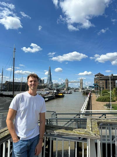 Professional looking for flat/house share Main Photo